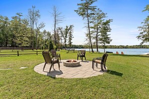 Hawk's Haven - Fire Pit Area & Yard