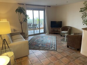 CARQUEIRANNE holiday rental apartment for rent living room