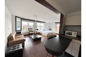 Cama doble con sala de estar / Double bed with living room