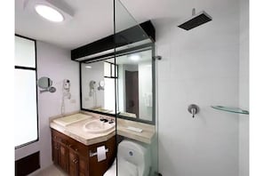 Baño completo / Full bathroom
