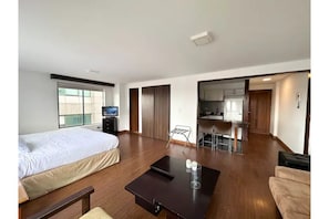 Cama doble con sala de estar / Double bed with living room