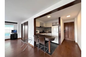 Cocina con mesón tipo comedor / Kitchen with dining room type countertop