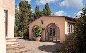 Building Exterior, Outdoor