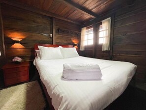 Cama doble con mesas de noche / Double bed with night tables