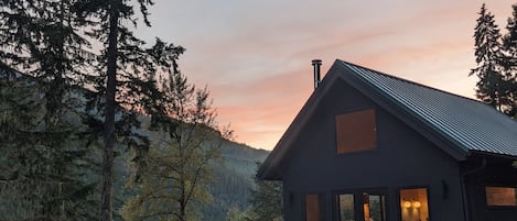 Amazing off grid cabin with luxury comforts