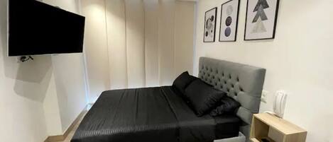 Cama doble con smart tv / Double bed with smart tv 