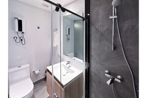 Baño completo / full bathroom