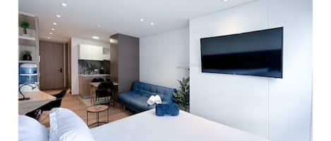 Cama doble con smart tv / double bed with smart tv