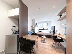 Mini comedor y área de trabajo / Mini dining room and work area