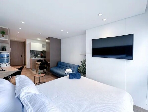 Cama doble con smart tv / double bed with smart tv