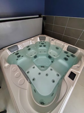 Indoor spa tub