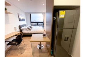 Nevera y habitación / Refrigerator and room