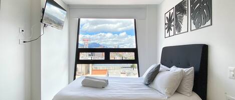 Cama doble con vista a la ciudad / Double bed with city view