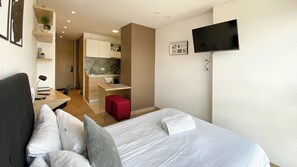 Cama doble con comedor y smart tv / Double bed with dining area and smart tv