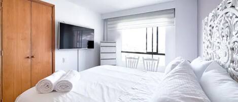 Cama doble con smart tv / double bed with smart tv