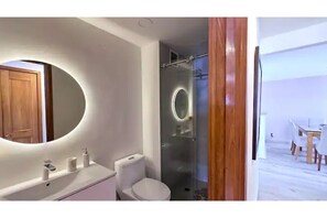 Baño completo / full bathroom