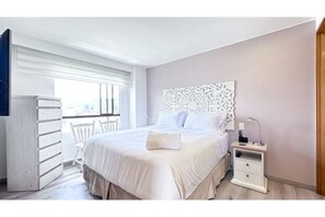 Cama doble con mesa de noche / double bed with night table 