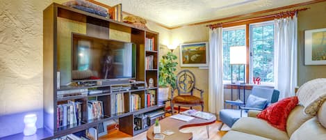 Seattle Vacation Rental | 2BR | 2BA | Stairs to Access | 1,100 Sq Ft