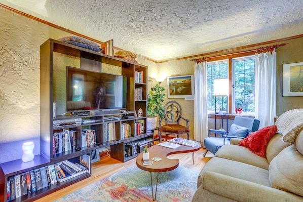 Seattle Vacation Rental | 2BR | 2BA | Stairs to Access | 1,100 Sq Ft