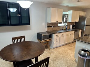 Fully furnished kitchen with bar area. Great place to chat w drinks or coffee.