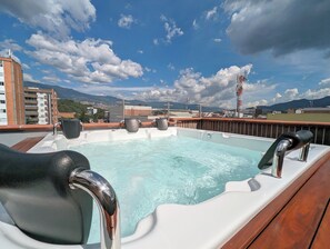 Jacuzzi para 6 personas, común.