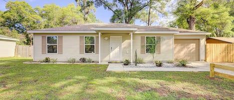 Ocala Vacation Rental | 3BR | 2BA | 1,250 Sq Ft | 1 Step Required