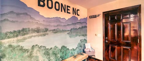 Amazing Cabin 6 minutes to downtown Boone, App State, and more!