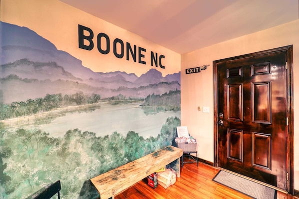 Amazing Cabin 6 minutes to downtown Boone, App State, and more!