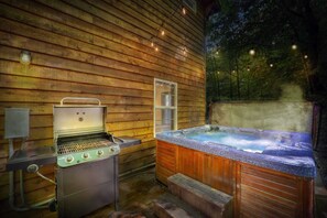 Propane grill and hot tub with outdoor eating area!