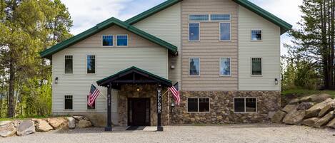 Experience "The Bear Den Cubby" a stunning mountain lodge featuring 6 ensuite bedrooms perfect for a family of 12 or 6 couples. Enjoy gathering in comfortable surroundings with the ability to retreat to private chambers for rest and relaxation.