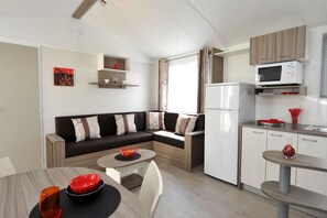 Bright and modern living area with an open kitchen, creating a welcoming space for gatherings.