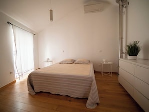 chambre équipée couchage 160x200 ou 2 lits 80x200