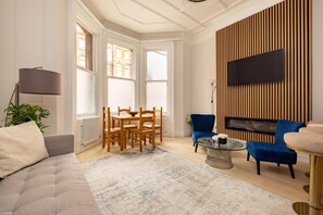 London Lovers - Newly Refurbished 2 BR in Chelsea (5851)