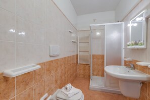 Badezimmer mit Dusche