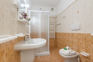 Badezimmer mit Dusche