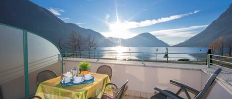 Vue sur le lac depuis le balcon