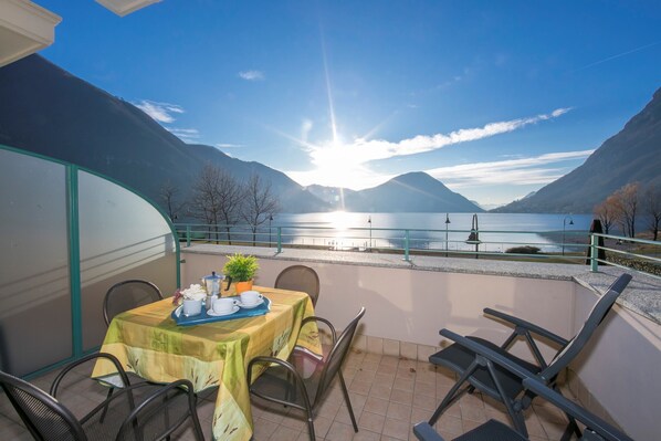 Vue sur le lac depuis le balcon