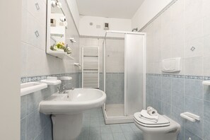 Badezimmer mit Dusche