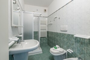 Salle de bain avec douche