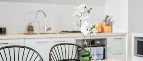 Kitchen & dining area