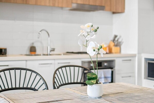 Kitchen & dining area