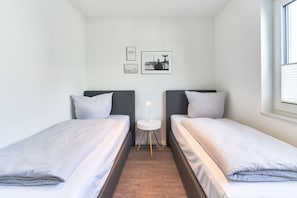 Schlafzimmer mit zwei Einzelbetten