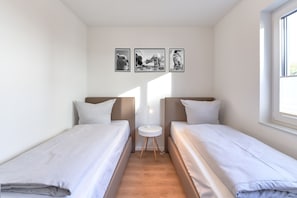 Schlafzimmer mit zwei Einzelbetten