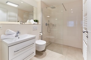 Badzimmer mit ebenerdiger Dusche