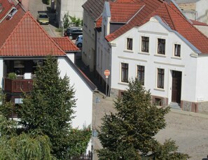 Blick auf das Ferienhaus mit Balkon
