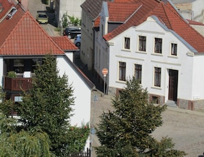 Blick auf das Ferienhaus mit Balkon