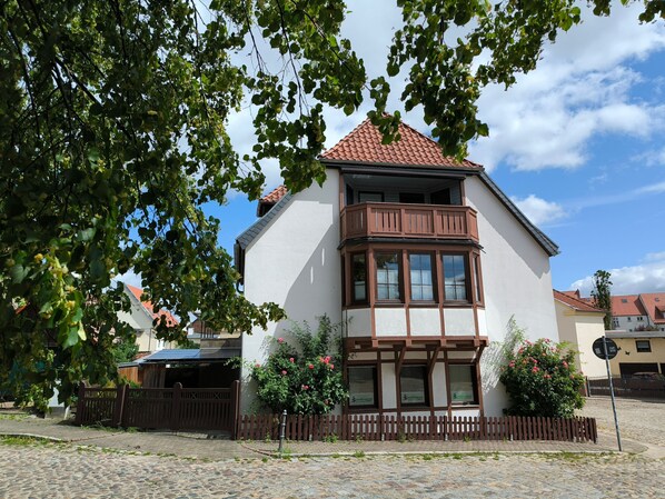 AuĂenansicht - Giebel zum MĂŒhlenteich mit Balkon und Einfahrt zum Parkplatz
