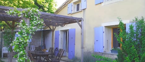 Vue extérieure du bâtiment. gïte et sa terrasse