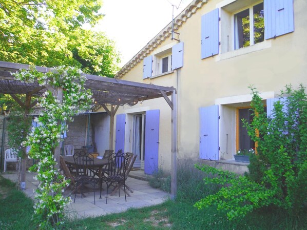 Vue extérieure du bâtiment. gïte et sa terrasse