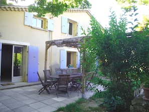 Terrasse. Gîte et sa terrasse